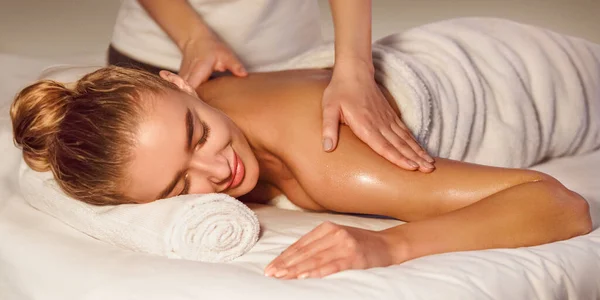 Kvinna Njuter Axel Massage Hälsa Spa Låg Med Slutna Ögon — Stockfoto