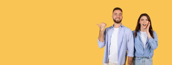 兴奋的男人把自由自在的空间放在一边 女人手挽手 分享快乐的时光 同时在黄色的背景下展示广告 高举横幅 — 图库照片