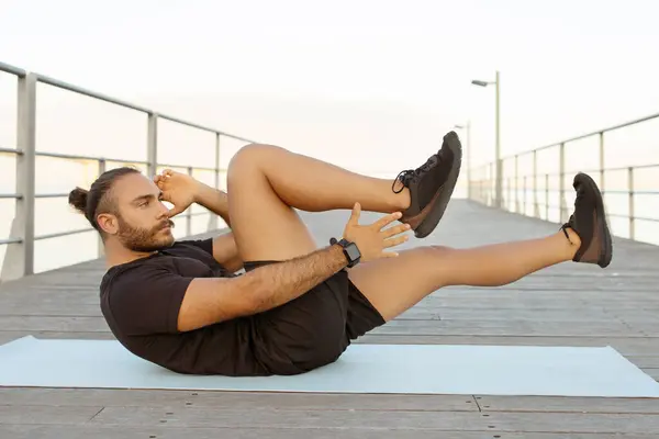 Motivierter Mann Aktivkleidung Arbeitet Seinem Bauch Und Macht Fahrrad Crunches — Stockfoto