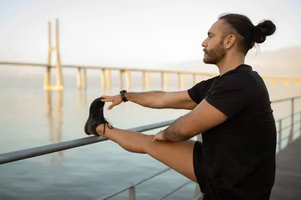 Athletic Guy Doing Leg Stretch Pier Enjoying Sea View Workout — Stock Photo, Image
