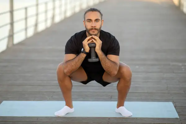 Junger Sportlicher Mann Schwarzer Fitnessbekleidung Hockt Mit Einer Hantel Den — Stockfoto