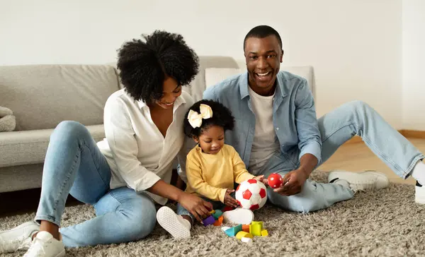 Retrato Bela Família Afro Americana Feliz Desfrutando Tempo Juntos Casa — Fotografia de Stock