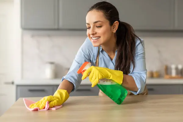 Cheerful Young Woman Wearing Yellow Gloves Blue Shirt Cleans Kitchen — Stock Photo, Image