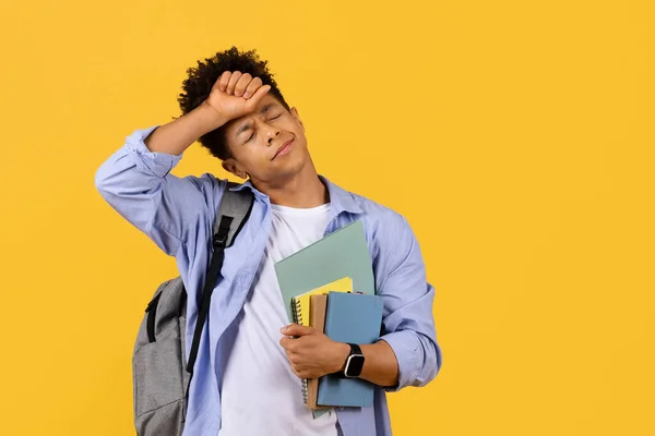 Černý Student Svírá Zápisníky Vypadá Ohromeně Utírá Čelo Signalizuje Stres — Stock fotografie