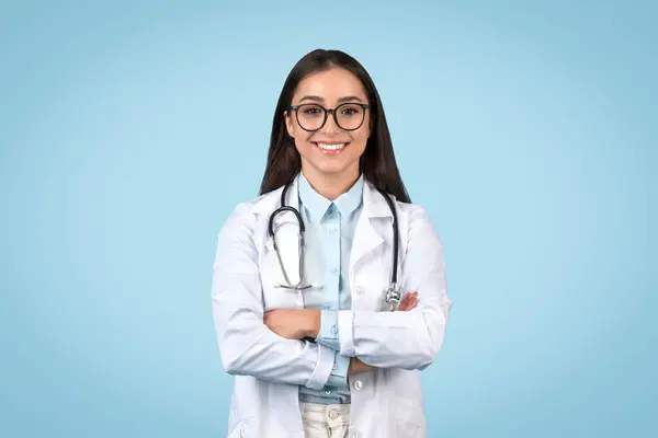 Glada Unga Kvinnliga Läkare Med Glasögon Bär Stetoskop Och Vit — Stockfoto