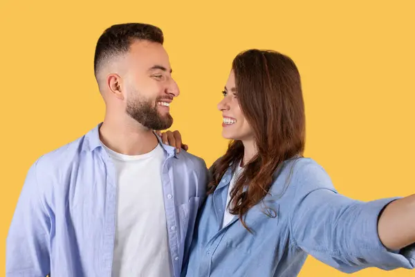 Mutlu Çift Sıcak Sarı Arka Planda Birbirlerine Bakarken Gerçek Gülümsemeleriyle — Stok fotoğraf