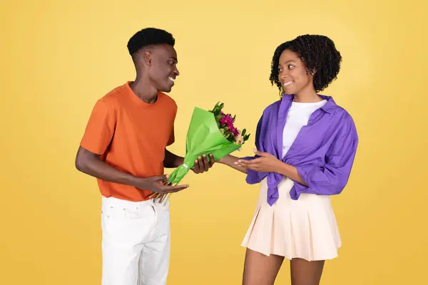 Joven Con Una Camisa Naranja Ramo Flores Envueltas Papel Verde —  Fotos de Stock