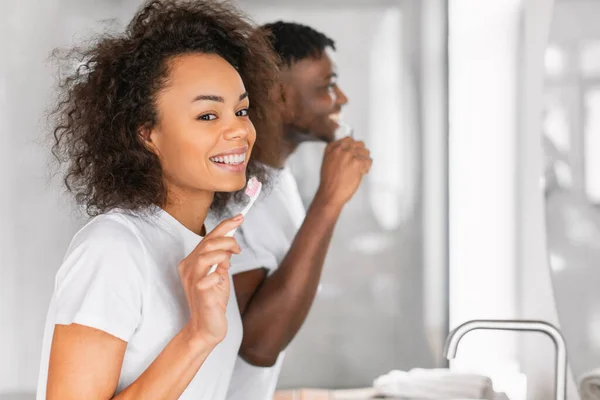 Portrait Jeunes Couples Afro Américains Brossant Dents Pendant Leur Routine — Photo