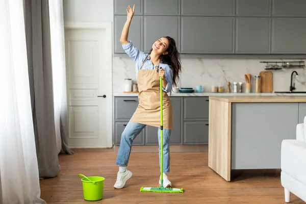 Joyful Young Woman Apron Mop Dances She Cleans Her Sunny — Stock Photo, Image