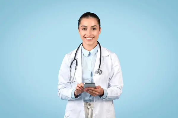 Innehåll Kvinnlig Läkare Med Hjälp Smartphone Engagerade Sms Eller App — Stockfoto