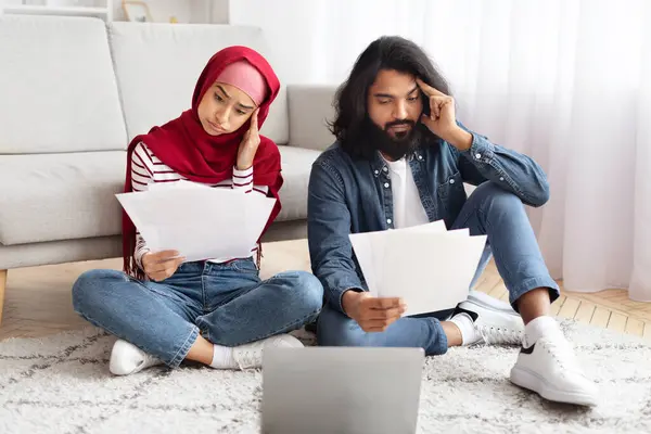 Coppia Musulmana Sconvolta Seduta Sul Pavimento Controllare Documenti Leggere Documenti — Foto Stock