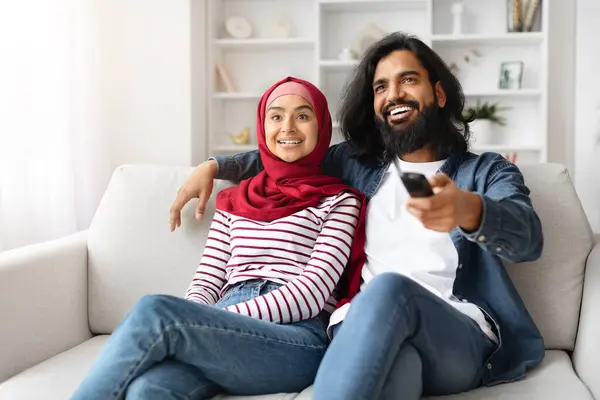 Πορτρέτο Του Ευτυχισμένου Μουσουλμανικού Ζευγαριού Βλέποντας Τηλεόραση Και Διασκεδάζοντας Στο — Φωτογραφία Αρχείου