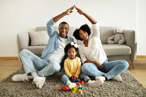 Familie Zorg Afro Amerikaanse Ouders Maken Symbolische Dak Van Handen — Stockfoto