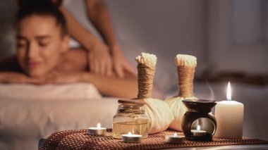 Tayland masajı. Kadın sırt masajı yaptırıyor, spa 'da dinleniyor ve aroma terapisinden zevk alıyor.