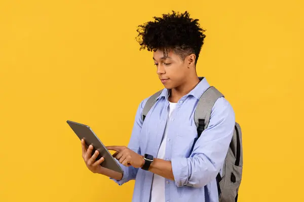 Pečlivý Černý Muž Student Batohem Pomocí Digitálního Tabletu Ztělesňující Fúzi — Stock fotografie
