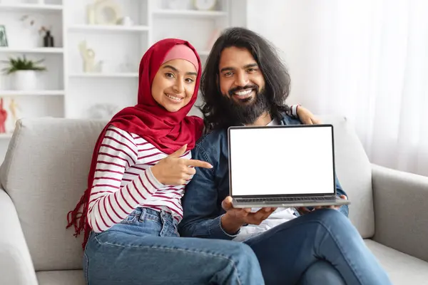 Μεγάλη Ιστοσελίδα Εύθυμες Μουσουλμάνες Σύζυγοι Που Επιδεικνύουν Κενή Οθόνη Φορητού — Φωτογραφία Αρχείου
