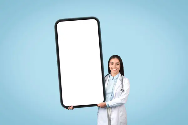 Lächelnde Ärztin Präsentiert Großen Vertikal Leeren Smartphone Bildschirm Für Attrappen — Stockfoto
