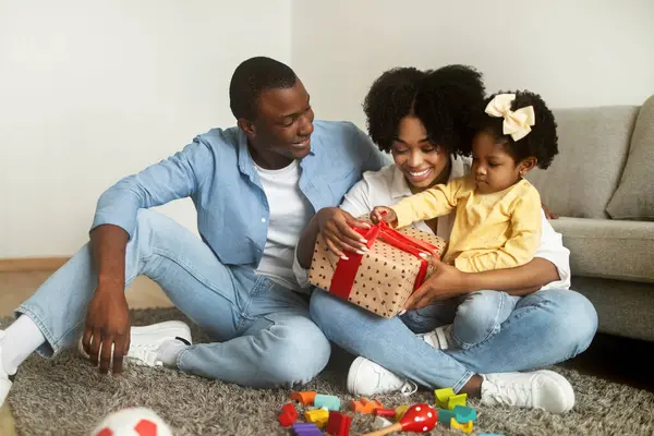 Família Afro Americana Celebrando Aniversário Casa Jovens Pais Negros Felizes — Fotografia de Stock