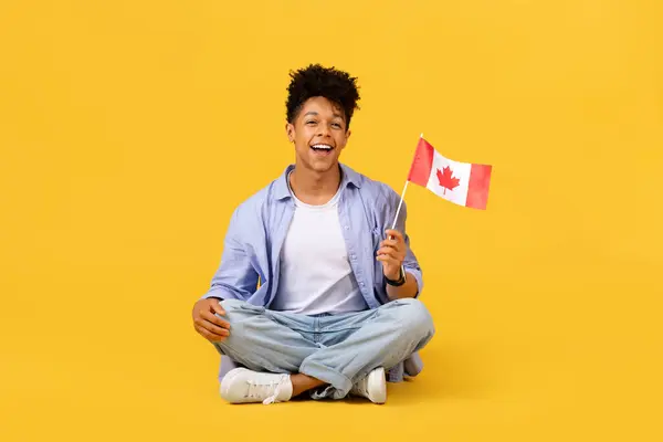 Étudiant Noir Joyeux Montre Fierté Canadienne Assis Les Jambes Croisées — Photo