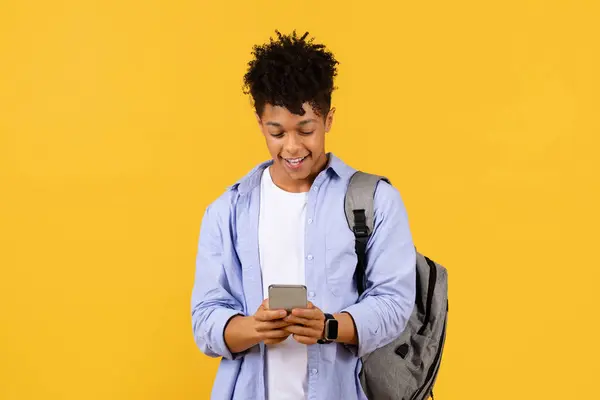 Vrolijke Zwarte Mannelijke Student Houdt Zich Bezig Met Smartphone Het — Stockfoto