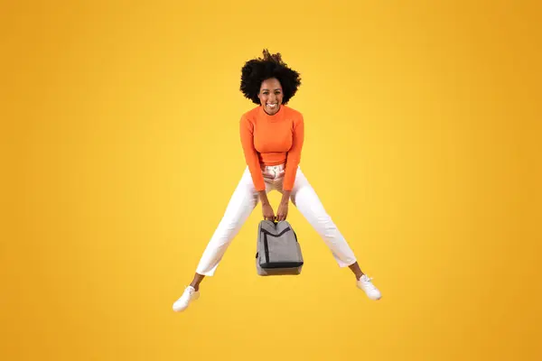 Динамічний Накладний Знімок Захопленої Молодої Афроамериканки Кучерявим Волоссям Тримаючи Рюкзак — стокове фото