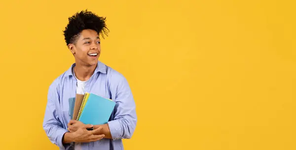 Šťastný Černý Student Dívá Volné Místo Svírá Barevné Zápisníky Teplém — Stock fotografie