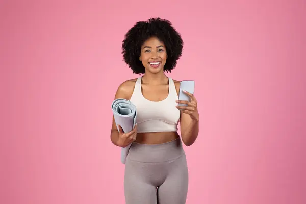 Vrolijke Zwarte Vrouw Klaar Voor Training Houden Yoga Mat Onder — Stockfoto