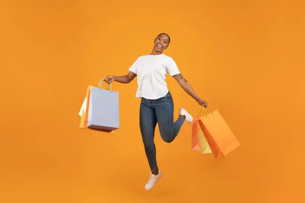 Verkaufssaison Promo Aufgeregte Afroamerikanische Käuferin Springt Mit Einkaufstaschen Der Hand — Stockfoto