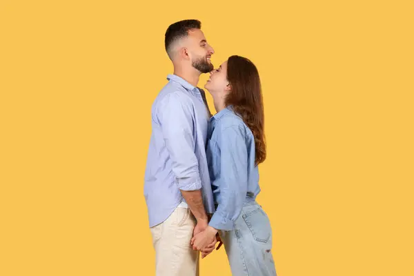 Romantyczna Para Ubraniu Casual Trzyma Się Ręce Łącząc Się Uśmiechając — Zdjęcie stockowe