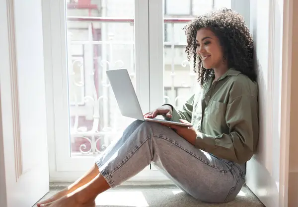 Digitaler Lebensstil Die Lächelnde Schwarze Millennial Frau Arbeitet Und Studiert — Stockfoto