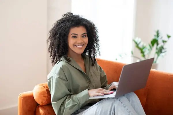Glückliche Junge Programmiererin Schwarze Frau Arbeitet Ihrem Laptop Und Digitalen — Stockfoto