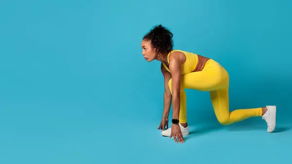 Zijaanzicht Van Jonge Zwarte Vrouw Felgele Sportkleding Zelfverzekerd Poserend Hurkstartpositie — Stockfoto
