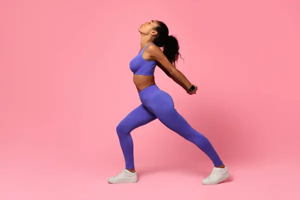 Jonge Zwarte Vrouw Fitwear Uitvoeren Backbend Lunge Positie Stretching Rugspieren — Stockfoto