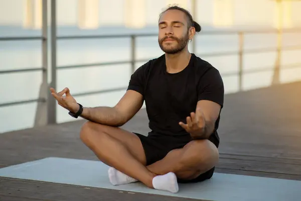Sakin Sporcu Adam Yoga Yapıyor Nilüfer Pozisyonunda Oturuyor Gözleri Kapalı — Stok fotoğraf