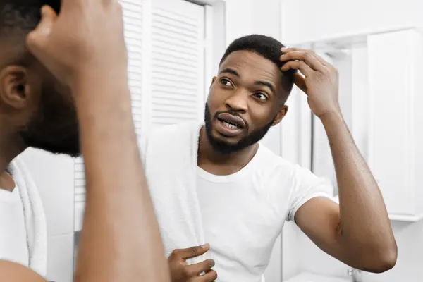 Bin Yıllık Afro Adam Saçlarına Dokunuyor Kaşlarını Çattı Banyoda Aynaya — Stok fotoğraf