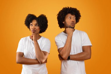 Binlerce yıllık Afro-Amerikan erkek ve kadın yan yana durur, çenelerine dokunur ve bir karar verir turuncu stüdyo geçmişine bakarlar.