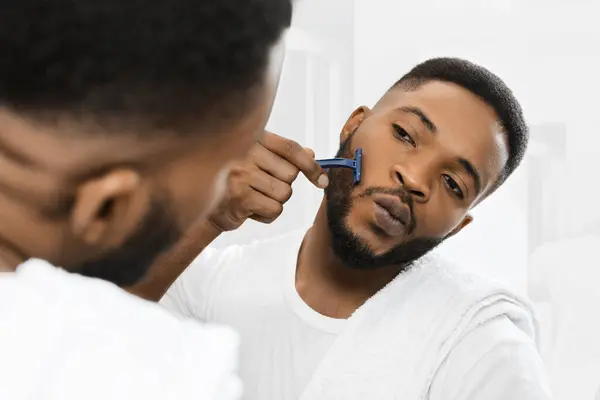 Afro Adam Banyoda Aynaya Bakarak Sakalını Tıraş Sakal Bakım Konsepti — Stok fotoğraf