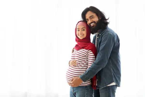 Portrét Těhotné Muslimské Ženy Její Manžel Objímající Blízko Okna Doma — Stock fotografie