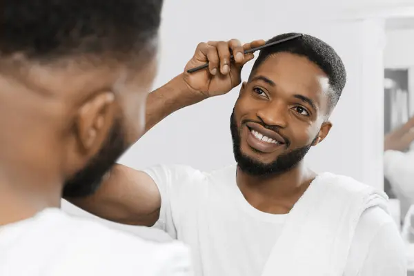 Gülümseyen Afro Adam Saç Tarama Banyoda Aynaya Bakıyor Mans Sabah — Stok fotoğraf
