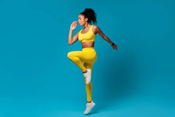 Fitness Spandoek Afro Amerikaanse Sportvrouw Geel Activewear Toont Kracht Cardio — Stockfoto