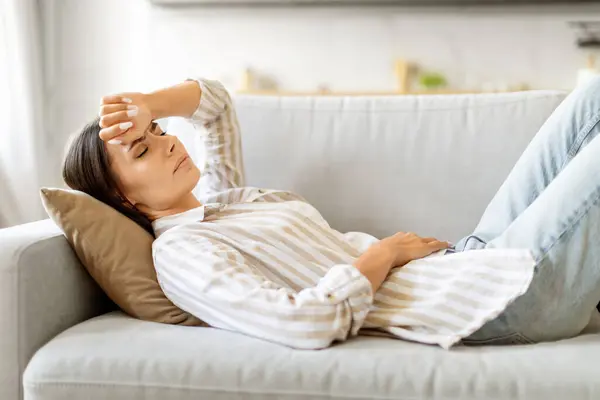 Junge Frau Mit Magenbeschwerden Während Sie Hause Auf Dem Sofa — Stockfoto