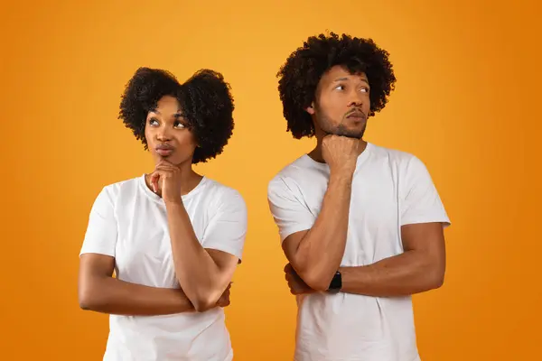 Pensativo Millennial Afroamericano Hombre Mujer Chequeando Pie Uno Lado Del —  Fotos de Stock