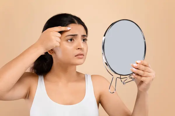 Inquiète Jeune Femme Indienne Inspectant Près Son Front Dans Miroir — Photo