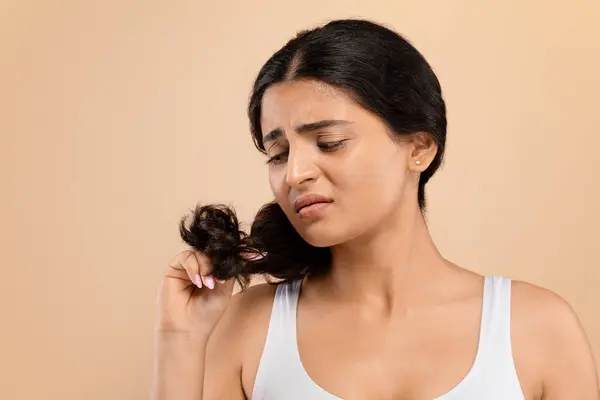 Rozdělit Konce Rozrušená Indická Žena Při Pohledu Své Poškozené Vlasy — Stock fotografie