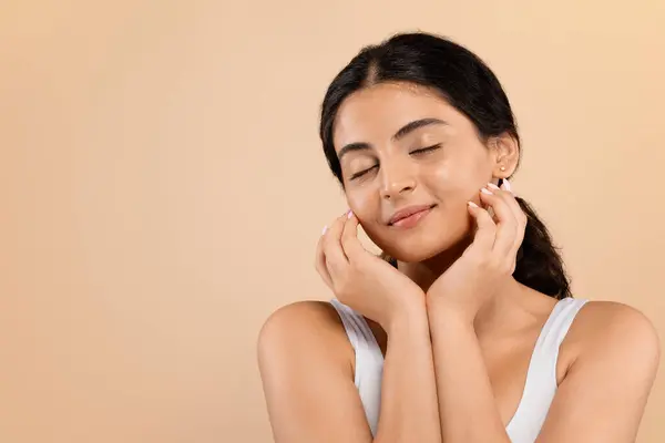 Sensual Young Indian Woman Beautiful Glowing Skin Posing Beige Studio — Stock Photo, Image