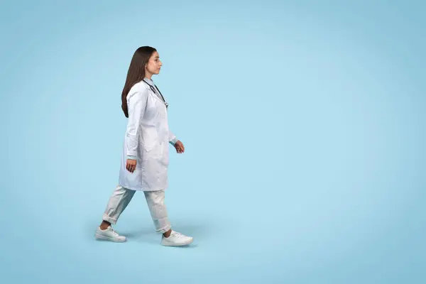 Sidovy Fokuserad Kvinnlig Läkare Rörelse Bär Vit Labbrock Och Stetoskop — Stockfoto