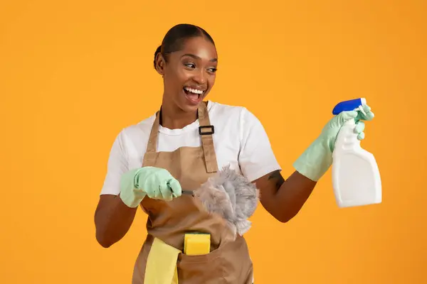 Bahar Temizliği Önlüklü Gülümseyen Afrikalı Amerikalı Kadın Temizlik Malzemeleri Deterjan — Stok fotoğraf