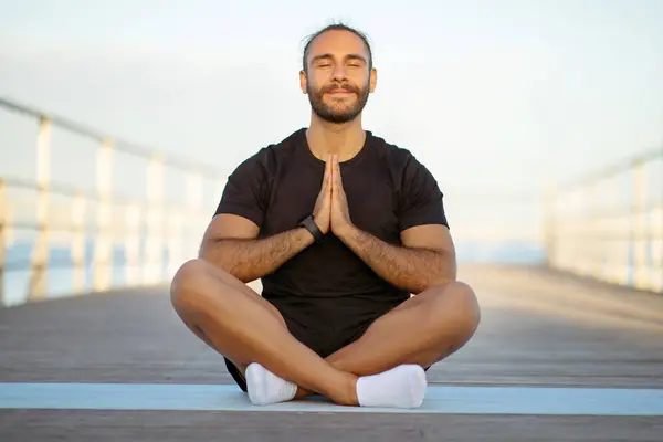 Huzurlu Genç Fitness Adamı Deniz Iskelesinde Gözleri Kapalı Meditasyon Yapıyor — Stok fotoğraf