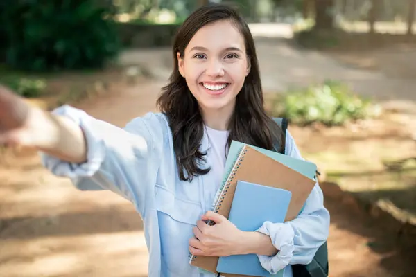 Işıl Işıl Beyaz Genç Bir Kız Öğrenci Kameraya Gülümseyip Selfie — Stok fotoğraf