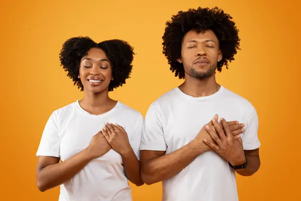 Pacífico Millennial Africano Americano Pareja Hombre Mujer Vistiendo Blanco Camisetas —  Fotos de Stock